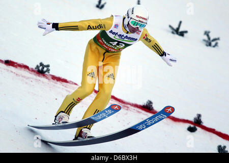 Deutscher Skispringer springt Maximillian Mechler beim dritten Sprung von der Qualifikation bei der 60. Vierschanzentournee in Innsbruck, Österreich, 3. Januar 2012. Foto: DANIEL KARMANN Stockfoto