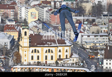 Deutscher Skispringer Maximillian Mechler beim dritten Sprung von der Runde am Zug springt auf der Bergisel Sprungschanze auf der 60. Vierschanzentournee in Innsbruck, Österreich, 3. Januar 2012. Foto: DANIEL KARMANN Stockfoto