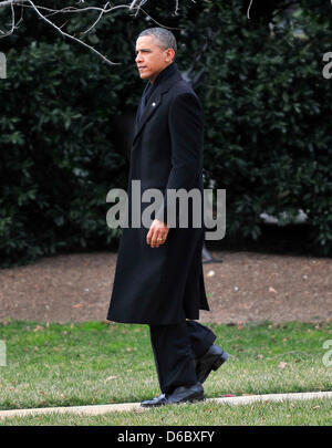 US-Präsident Barack Obama Wellen zu den Kameras, da er zur Marine One geht auf dem South Lawn des weißen Hauses in Washington, D.C. fahren für einen kurzen Ausflug nach Cleveland, Ohio, die Wirtschaft zu diskutieren... Bildnachweis: Ron Sachs / CNP Stockfoto