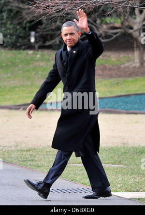 US-Präsident Barack Obama Wellen zu den Kameras, da er zur Marine One geht auf dem South Lawn des weißen Hauses in Washington, D.C. fahren für einen kurzen Ausflug nach Cleveland, Ohio, die Wirtschaft zu diskutieren... Bildnachweis: Ron Sachs / CNP Stockfoto