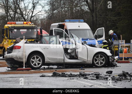 Feuerwehrleute arbeiten an einer Unfallstelle auf der B30 in der Nähe von Biberach, Deutschland, 4. Januar 2012. Das Autowrack ging in die Gegenfahrbahn und kollidierte frontal mit einem LKW. Ein Ehepaar war im Auto, der 41 Jahre alte Fahrer wurde schwer verletzt und in das Fahrzeug stecken. Das Auto war zu schnell auf einer verschneiten Straße unterwegs. Foto: Thomas Poeppel/Alltime-media.de Stockfoto