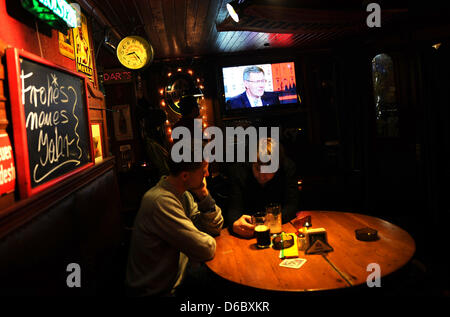 Ein Interview mit Bundespräsident Christian Wulff ist auf Fernsehen in einem Pub in Hamburg, Deutschland, 4. Januar 2012 vorgestellt. Wulff wurde unter Feuer für wohnungswirtschaftliche Kredite zu sehr günstigen Konditionen erhalten und fordert eine Zeitung, die Geschichte zu verweigern. Wulff reagierte auf die Vorwürfe in einem TV-Interview. Foto: Christian Charisius Stockfoto