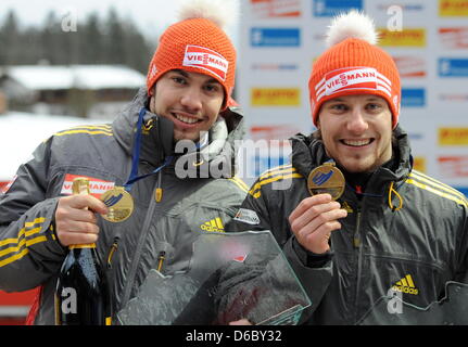 Die Deutschen Rennrodler Tobias Wendl (l) Und Tobias Arlt Stehen bin Donnerstag (05.01.2012) Beim Rodel-Weltcup Auf der Kunsteisbahn Königssee (Oberbayern) Nach der Siegerehrung Zusammen Und Zeigen Ihre Medaillen bin. Wendl Und Arlt Belegten Beim Doppel Den Ersten Platz. Foto: Tobias Hase Dpa/lby Stockfoto