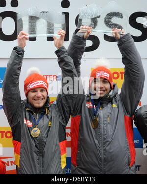 Sterben die Deutschen Rennrodler Tobias Wendl (r) Und Tobias Arlt Jubeln bin Donnerstag (05.01.2012) Beim Rodel-Weltcup Auf der Kunsteisbahn bin Königssee (Oberbayern) Bei der Siegerehrung. Wendl Und Arlt Belegten Beim Doppel Den Ersten Platz. Foto: Tobias Hase Dpa/lby Stockfoto
