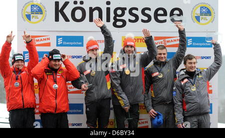 Die Österreichischen Rennrodler Wolfgang (l-R) Und Andreas Linger Und sterben Deutschen Tobias Arlt Und Tobias Wendl Sowie Toni Eggert Und Sascha Benecken Jubeln bin Donnerstag (05.01.2012) Beim Rodel-Weltcup Auf der Kunsteisbahn bin Königssee (Oberbayern) Bei der Siegerehrung. Wendl Und Arlt Belegten Beim Doppel Den Ersten Platz, Vor Linger Und Linger Und Eggert Und Benecken. Foto: Tobi Stockfoto