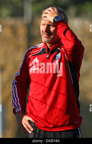 Hamburgs Trainer Thorsten Fink Gesten während einer Trainingseinheit des Hamburger SV in Marbella, Spanien, 5. Januar 2012. Deutsche Fußball Bundesligisten Hamburger SV hält derzeit einen Trainingslager zur Vorbereitung der zweiten Hälfte der Saison. Foto: Kevin Kurek Stockfoto