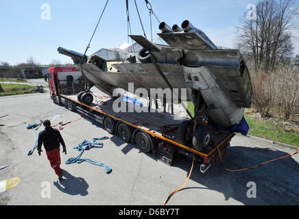 Olomouc, Tschechische Republik, 16 April, 2013.Prototype der Fracht Transportflugzeug Ilyushin Il-14FG gesehen wird, während der Entladung in Olomouc, Tschechische Republik, 16. April 2013. Prototyp der Ilyushin Il-14FG werden in der Sammlung des Museums für Luftfahrt. (Foto/Ludek Perina CTK/Alamy Live News) Stockfoto