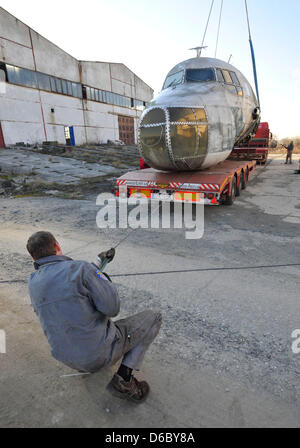 Olomouc, Tschechische Republik, 16 April, 2013.Prototype der Fracht Transportflugzeug Ilyushin Il-14FG gesehen wird, während der Entladung in Olomouc, Tschechische Republik, 16. April 2013. Prototyp der Ilyushin Il-14FG werden in der Sammlung des Museums für Luftfahrt. (Foto/Ludek Perina CTK/Alamy Live News) Stockfoto