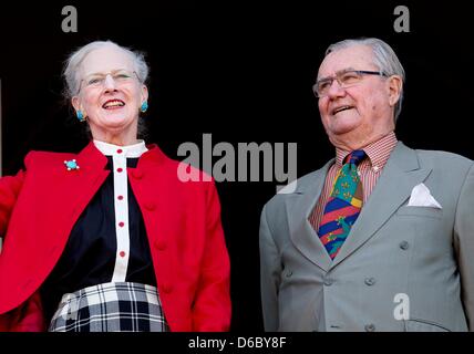 Kopenhagen, Dänemark. 16. April 2013. Dänische Königin Margrethe und Prinzgemahl Henrik auf dem Balkon von Schloss Amalienborg in Kopenhagen auf ihren 73. Geburtstag am 16. April 2013. Foto: DPA/Patrick van Katwijk/Alamy Live News Stockfoto