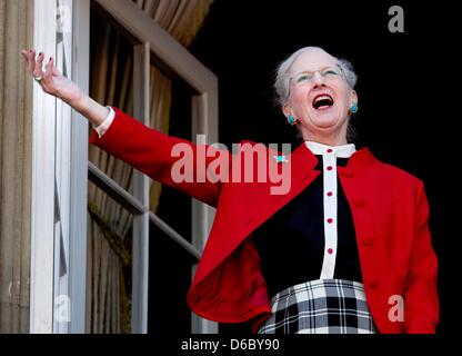 Kopenhagen, Dänemark. 16. April 2013. Dänische Königin Margrethe auf dem Balkon von Schloss Amalienborg in Kopenhagen auf ihren 73. Geburtstag am 16. April 2013. Foto: DPA/Patrick van Katwijk/Alamy Live News Stockfoto