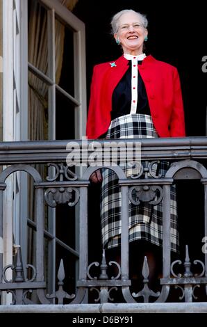 Kopenhagen, Dänemark. 16. April 2013. Dänische Königin Margrethe auf dem Balkon von Schloss Amalienborg in Kopenhagen auf ihren 73. Geburtstag am 16. April 2013. Foto: DPA/Patrick van Katwijk/Alamy Live News Stockfoto