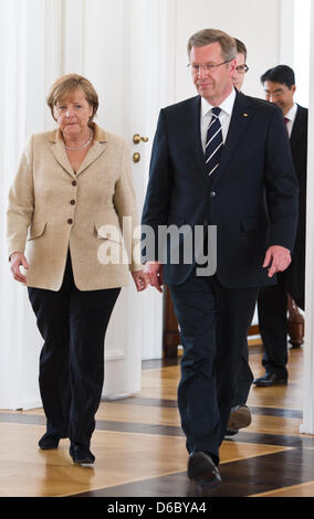 Datei - ein Archiv Bild datiert 12. Mai 2011 deutsche Bundeskanzlerin Angela Merkel (CDU zeigt) zu Fuß neben Bundespräsident Christian Wulff im Schloss Bellevue in Berlin, Deutschland. Nach Wulffs im Fernsehen sieht Interview SPD jetzt den Ball fest in Merkels Gericht. Führende SPD-Politiker kritisiert neue Widersprüche in Wulffs Bemerkungen zum 5. Januar 2012. Foto: Tobias Kleinschmidt Stockfoto