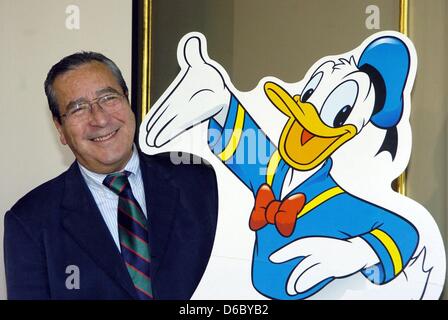 Datei - ein Archiv Bild vom 3. Juni 2004 zeigt chilenischen Cartoonkünstler Vikar posiert neben eine Abbildung von Donald Duck in Berlin, Deutschland. Vikar starb im Alter von 77 Jahren kündigte Egmont Ehapa-Verlag am 5. Januar 2012. Vikar oder Victor Arriagada Rios zog mehr als 10.000 Seiten mit den Cartoon-Bewohnern von Entenhausen. Foto: Bernd Settnik Stockfoto