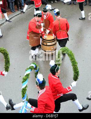 Coopers ihren traditionellen Tanz und ihren Rhythmus von Menschen klopfen ein Fass in Dinkelscherben, Deutschland, 6. Januar 2012 zu erhalten. Der komplizierte Tanz mit Girlanden und traditionelle Kleidung wird alle sieben Jahre durchgeführt und dauert bis zum Dienstag Fett. Foto: Stefan Puchner Stockfoto