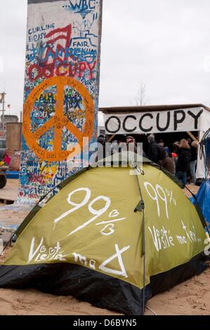 Ein Zelt der Occupy-Camp befindet sich auf dem Gelände der Bundespressestrand (Federal Press Beach) in Berlin, Deutschland, 6. Januar 2012. Der Räumung Frist für das Camp am Mittag am Freitag. Die Manager des Grundstücks sind gonna gesetzlichen Masseinheiten, weil die Demonstranten nicht die alten Bundespressestrand verlassen haben. Foto: Sebastian Kahnert Stockfoto