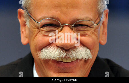 (DATEI) Ein Archivfoto vom 13. April 2011 zeigt Dieter Zetsche, Vorstandsvorsitzender der Automobilkonzern Daimler in Stuttgart, lächelnd, während einer Versammlung in Berlin, Deutschland. Daimler verkauft mehr Fahrzeuge im vergangenen Jahr als je zuvor in der Geschichte des Unternehmens: 1,363 Millionen Vehichles der Mercedes-Benz, Smart, AMG und Maybach macht, nach Angaben des Unternehmens am Donnerstag, 05 Januar 2 Stockfoto