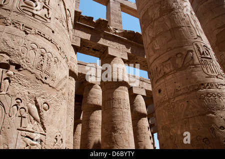 Сolumns antiker Tempel mit alten Hieroglyphen Stockfoto