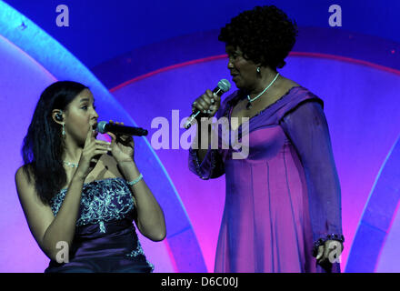 Die Soul-Sängerinnen Queen Esther Marrow Und Cassandra Steen Posieren bin Freitag (06.01.2012) in Düsseldorf Bei der Premiere Ihrer Europaturnee "Das Leben ist ein Morgen" Auf der Bühne der Tonhalle. Begleitet Werden Sie von Den "The Harlem Gospelsingers". In Den Deutschen Turneestädten Steht Sie Mit Dem Deutschen Soul-Star Und Echo-Preistägerin Cassandra Steen Gemeinsam Auf der Bühne. Fot Stockfoto