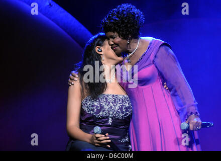 Die Soul-Sängerinnen Queen Esther Marrow Und Cassandra Steen Posieren bin Freitag (06.01.2012) in Düsseldorf Bei der Premiere Ihrer Europaturnee "Das Leben ist ein Morgen" Auf der Bühne der Tonhalle. Begleitet Werden Sie von Den "The Harlem Gospelsingers". In Den Deutschen Turneestädten Steht Sie Mit Dem Deutschen Soul-Star Und Echo-Preistägerin Cassandra Steen Gemeinsam Auf der Bühne. Fot Stockfoto