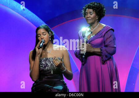 Die Soul-Sängerinnen Queen Esther Marrow Und Cassandra Steen Posieren bin Freitag (06.01.2012) in Düsseldorf Bei der Premiere Ihrer Europaturnee "Das Leben ist ein Morgen" Auf der Bühne der Tonhalle. Begleitet Werden Sie von Den "The Harlem Gospelsingers". In Den Deutschen Turneestädten Steht Sie Mit Dem Deutschen Soul-Star Und Echo-Preistägerin Cassandra Steen Gemeinsam Auf der Bühne. Fot Stockfoto