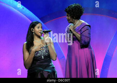 Die Soul-Sängerinnen Queen Esther Marrow Und Cassandra Steen Posieren bin Freitag (06.01.2012) in Düsseldorf Bei der Premiere Ihrer Europaturnee "Das Leben ist ein Morgen" Auf der Bühne der Tonhalle. Begleitet Werden Sie von Den "The Harlem Gospelsingers". In Den Deutschen Turneestädten Steht Sie Mit Dem Deutschen Soul-Star Und Echo-Preistägerin Cassandra Steen Gemeinsam Auf der Bühne. Fot Stockfoto