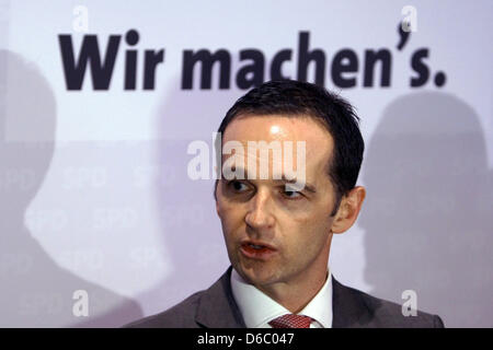 SPD Staat Vorsitzender und Bruchteil Parteiführer in der saarländischen Heiko Maas im Gespräch mit Journalisten nach einer Party treffen in der Kongresshalle in Saarbrücken, 7. Januar 2012. Der saarländische SPD-Vorstand diskutiert beginnt Gespräche mit der CDU über die Bildung einer großen Koalition. Maas sagte, dass die Spd erwägen würde eine solche Koalition sogar als Juniorpartner. Foto: FR Stockfoto