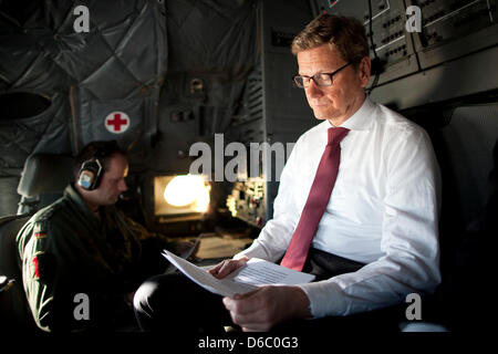 German Foreign Minister Guido Westerwelle (R) liest sich wie er von Algier, Tripolis, Libyen, 8. Januar 2012 fliegt. Der Politiker weiter seiner dreitägigen Reise nach Nordafrika. In den späten Sonntagnachmittag gehen Westerwelle nach Tunesien. Ein Jahr nach dem Beginn der Protestbewegung in der arabischen Welt will Westerwelle die derzeitige Situation mit eigenen Augen zu sehen. Foto: THOM Stockfoto