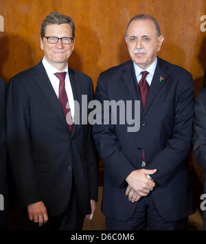 Deutscher Außenminister Guido Westerwelle (L) entspricht der libysche Premierminister der Interims-Regierung, Abdurrahim el-Kib, in Tripolis, Libyen, 8. Januar 2012. Westerwelle setzte seine dreitägige Reise nach Nordafrika. Am späten Sonntag Nachmittag gehen die Politiker an Tunesien. Ein Jahr nach dem Beginn der Protestbewegung in der arabischen Welt Westerwelle sehen will die Stockfoto