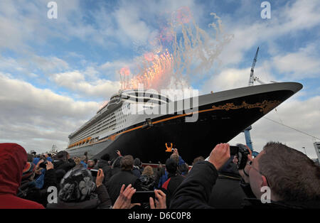 Menschen besuchen das Abdocken des neuen Kreuzfahrtschiffes "Disney Fantasy" von der Werft Meyer in Papenburg, Deutschland, 8. Januar 2012 gebaut. Die "Disney Fantasy" ist das zweite Schiff für Disney Cruise Line und soll in zwei Wochen an die Nordsee geschickt werden. Foto: CARMEN JASPERSEN Stockfoto