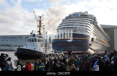 Menschen besuchen das Abdocken des neuen Kreuzfahrtschiffes "Disney Fantasy" von der Werft Meyer in Papenburg, Deutschland, 8. Januar 2012 gebaut. Die "Disney Fantasy" ist das zweite Schiff für Disney Cruise Line und soll in zwei Wochen an die Nordsee geschickt werden. Foto: CARMEN JASPERSEN Stockfoto