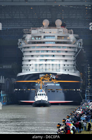 Menschen besuchen das Abdocken des neuen Kreuzfahrtschiffes "Disney Fantasy" von der Werft Meyer in Papenburg, Deutschland, 8. Januar 2012 gebaut. Die "Disney Fantasy" ist das zweite Schiff für Disney Cruise Line und soll in zwei Wochen an die Nordsee geschickt werden. Foto: CARMEN JASPERSEN Stockfoto