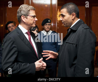 Deutscher Außenminister Guido Westerwelle (L) entspricht den libyschen Vertreter für Kriegsopfer, Bin Ismail, in Tripolis, Libyen, 8. Januar 2012. Westerwelle setzte seine dreitägige Reise nach Nordafrika. Am späten Sonntag Nachmittag gehen die Politiker an Tunesien. Ein Jahr nach dem Beginn der Protestbewegung in der arabischen Welt will Westerwelle die aktuelle Situation zu sehen Stockfoto