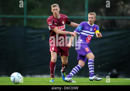 Nördlichen Pavel Pogrebnyak (l) Und Wim de Decker Vom Belgischen Erstliga-Club Beerschot AC Kämpfen am Sonntag (08.01.2012) in Belek (Ägypten) Im Rahmen Eines Testspiels äh Höhle Ball. Das Team Vom VfB Stuttgart Bereitet Sich Zurzeit Im Türkischen Mittelmeerort Auf Die Bundesliga-Rückrunde Vor. Foto: Thomas Eisenhuth dpa Stockfoto