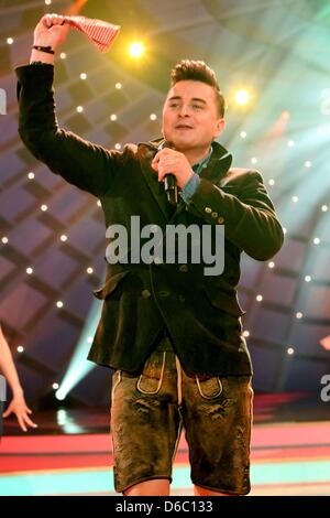 Österreichische Volksmusik Sänger Andreas Gabalier führt während der "Krone der Volksmusik" Verleihungsgala wurde live im deutschen ARD-TV-Sender, in Chemnitz, Deutschland, 7. Januar 2012. Foto: Andreas Lander Stockfoto