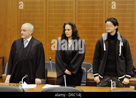 Der Angeklagte Flughafen-Attentäter Arid Uka (R) steht in den Docks neben seinen Anwälten Michaela Roth und Jens Joerg Hoffmann an das Oberlandesgericht in Frankfurt Am Main, Deutschland, 9. Januar 2012. Der Kosovo wird beschuldigt, zwei US-Soldaten getötet und verletzt ein anderes Grundstück zwei in ein Attentat am Flughafen in Frankfurt am 2. März 2011. Heute die Plädoyers der Staatsanwaltschaft Stockfoto