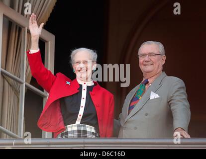 Kopenhagen, Dänemark. 16. April 2013. Dänische Königin Margrethe und Prinzgemahl Henrik auf dem Balkon von Schloss Amalienborg in Kopenhagen auf ihren 73. Geburtstag am 16. April 2013. Foto: Albert Nieboer/Niederlande Stockfoto