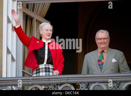 Kopenhagen, Dänemark. 16. April 2013. Dänische Königin Margrethe und Prinzgemahl Henrik auf dem Balkon von Schloss Amalienborg in Kopenhagen auf ihren 73. Geburtstag am 16. April 2013. Foto: Albert Nieboer/Niederlande Stockfoto