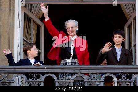 Kopenhagen, Dänemark. 16. April 2013. Dänische Königin Margrethe, Prinz Christian (L) und Prinz Nikolai auf dem Balkon von Schloss Amalienborg in Kopenhagen an 73. Geburtstag der dänischen Königin am 16. April 2013. Foto: DPA/Patrick van Katwijk/Alamy Live News Stockfoto