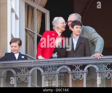 Kopenhagen, Dänemark. 16. April 2013. Dänische Königin Margrethe, Prince Consort Henrik (R), Prinz Nikolai (vorne R) und Prinz Christian auf dem Balkon von Schloss Amalienborg in Kopenhagen an die Königin 73. Geburtstag am 16. April 2013. Foto: Albert Nieboer/Niederlande Stockfoto