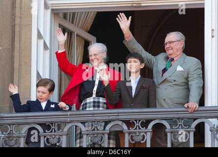 Kopenhagen, Dänemark. 16. April 2013. Dänisch-Queen Margrethe, Prince Consort Henrik (R), Prince Nikolai (2. R) und Prinz Christian auf dem Balkon von Schloss Amalienborg in Kopenhagen an die Königin 73. Geburtstag am 16. April 2013. Foto: Albert Nieboer/Niederlande Stockfoto