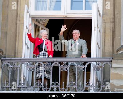 Kopenhagen, Dänemark. 16. April 2013. Dänische Königin Margrethe und Prinzgemahl Henrik auf dem Balkon von Schloss Amalienborg in Kopenhagen auf ihren 73. Geburtstag am 16. April 2013. Foto: Albert Nieboer/Niederlande Stockfoto