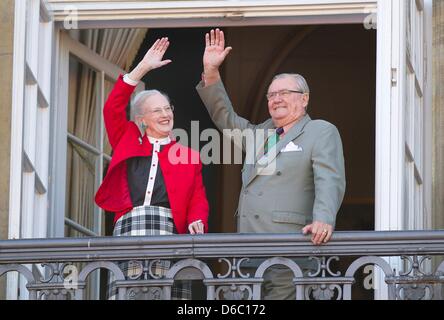 Kopenhagen, Dänemark. 16. April 2013. Dänische Königin Margrethe und Prinzgemahl Henrik auf dem Balkon von Schloss Amalienborg in Kopenhagen auf ihren 73. Geburtstag am 16. April 2013. Foto: Albert Nieboer/Niederlande Stockfoto