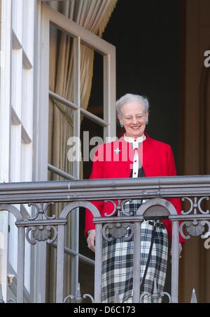 Kopenhagen, Dänemark. 16. April 2013. Dänische Königin Margrethe auf dem Balkon von Schloss Amalienborg in Kopenhagen auf ihren 73. Geburtstag am 16. April 2013. Foto: Albert Nieboer/Niederlande Stockfoto