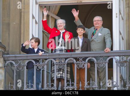 Kopenhagen, Dänemark. 16. April 2013. Dänische Königin Margrethe, Prince Consort Henrik (R), Prinz Nikolai (vorne R) und Prinz Christian auf dem Balkon von Schloss Amalienborg in Kopenhagen an die Königin 73. Geburtstag am 16. April 2013. Foto: Albert Nieboer/Niederlande Stockfoto