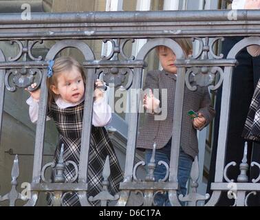 Kopenhagen, Dänemark. 16. April 2013. Dänischer Prinz Vincent und Prinzessin Josephine auf dem Balkon von Schloss Amalienborg in Kopenhagen an 73. Geburtstag der dänischen Königin am 16. April 2013. Foto: Albert Nieboer/Niederlande Stockfoto