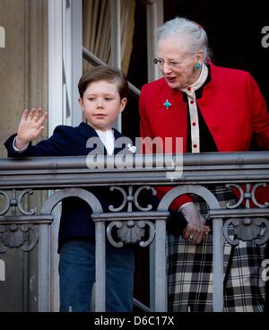 Kopenhagen, Dänemark. 16. April 2013. Dänische Königin Margrethe und Prinz Christian auf dem Balkon von Schloss Amalienborg in Kopenhagen an die Königin 73. Geburtstag am 16. April 2013. Foto: DPA/Patrick van Katwijk/Alamy Live News Stockfoto