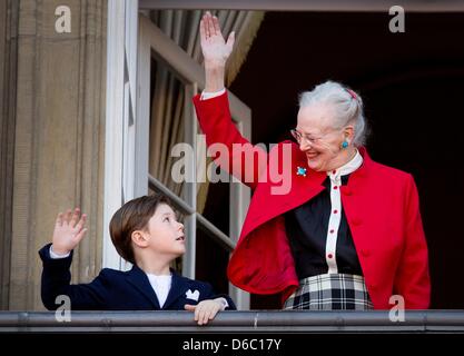 Kopenhagen, Dänemark. 16. April 2013. Dänische Königin Margrethe und Prinz Christian auf dem Balkon von Schloss Amalienborg in Kopenhagen an die Königin 73. Geburtstag am 16. April 2013. Foto: DPA/Patrick van Katwijk/Alamy Live News Stockfoto