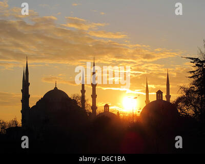 Die Sultan Ahmed Mosque, auch bekannt als blaue Moschee ist am Abend in Istanbul, Türkei, 14. Dezember 2011 abgebildet. Die Moschee ist bekannt als blaue Moschee für die blauen Kacheln an den Wänden seines Inneren. Foto: Jens Kalaene Stockfoto