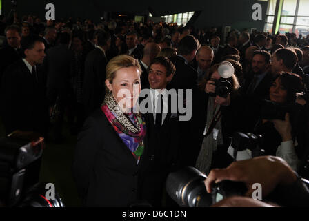 Frau des deutschen Bundespräsidenten Christian Wulff, Bettina Wulff, lächelt während der Neujahrsempfang der Zeitung "Hamburger Abendblatt" in Hamburg, Deutschland, 9. Januar 2012. Vertreter von Politik, Kultur, Medien und Wirtschaft nahmen an der Rezeption.  Foto: CHRISTIAN CHARISIUS Stockfoto