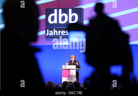 Bundeskanzlerin Angela Merkel spricht auf der Jahrestagung der deutschen öffentlichen Dienst Föderation (DBB) in Köln, Deutschland, 9. Januar 2012. Der DBB-Vorsitzende hatte vor kurzem bessere Bezahlung und Aufstiegsmöglichkeiten für öffentlichen Dienst Beschäftigten gefordert. Foto: OLIVER BERG Stockfoto